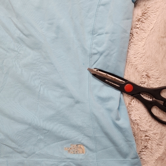 ✨️CL Vtg North Face Blue Short Sleeve V Neck Button Accent Vaporwick Top Size S - Picture 12 of 12